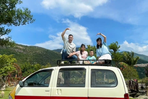 Xe Vĩnh Hy đi sân bay Cam Ranh theo gia đình