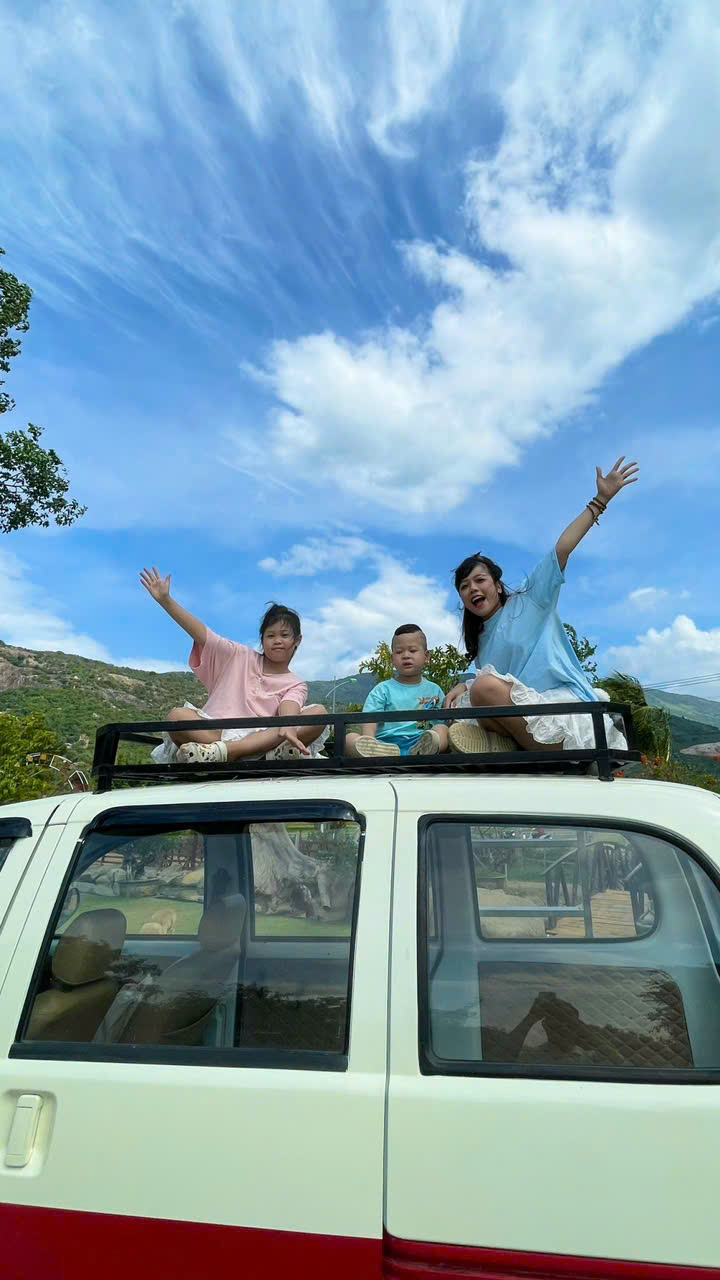 Xe Vĩnh Hy đi sân bay Cam Ranh theo gia đình