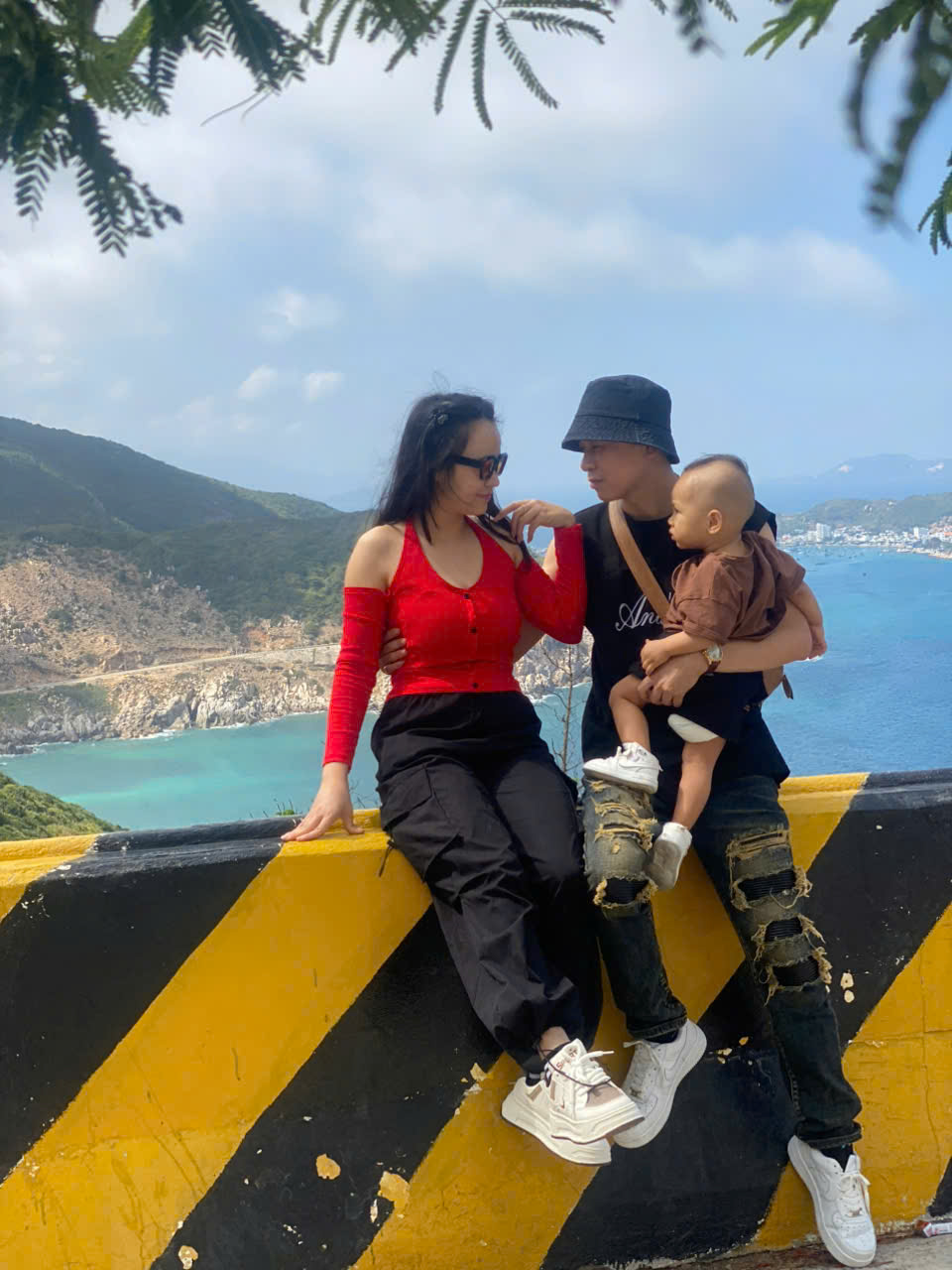 Xe Vĩnh Hy đi sân bay Cam Ranh theo gia đình