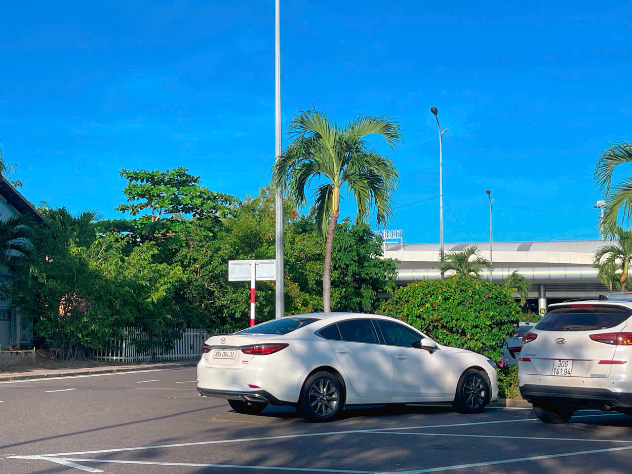 Xe Vĩnh Hy đi sân bay Cam Ranh theo nhóm